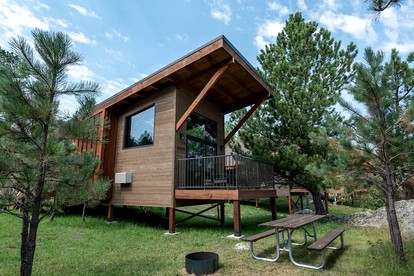 Open-Plan Black Hills Cabin Ideal for a Family Vacation in South Dakota - Custer, South Dakota - glamping.directory