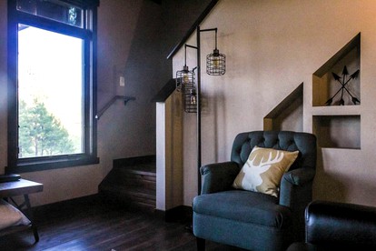 Open-Plan Black Hills Cabin Ideal for a Family Vacation in South Dakota - Custer, South Dakota - glamping.directory