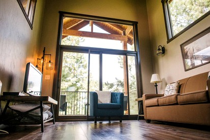 Open-Plan Black Hills Cabin Ideal for a Family Vacation in South Dakota - Custer, South Dakota - glamping.directory