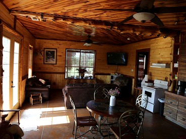 Charming Pet-Friendly Rental near Hiking Trails in Quinlan, Texas - Quinlan, Texas - glamping.directory