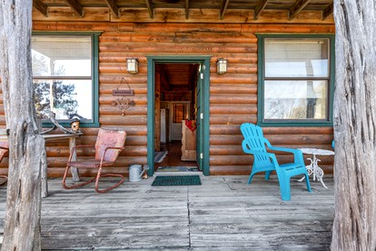 Gorgeous Rustic Log Cabin with Fire Pit and Grill near Top Wineries in Fredericksburg, Texas - Fredericksburg, Texas - glamping.directory