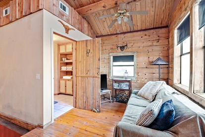 Gorgeous Rustic Log Cabin with Fire Pit and Grill near Top Wineries in Fredericksburg, Texas - Fredericksburg, Texas - glamping.directory
