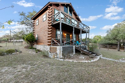 Gorgeous Rustic Log Cabin with Fire Pit and Grill near Top Wineries in Fredericksburg, Texas - Fredericksburg, Texas - glamping.directory