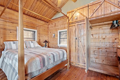 Gorgeous Rustic Log Cabin with Fire Pit and Grill near Top Wineries in Fredericksburg, Texas - Fredericksburg, Texas - glamping.directory