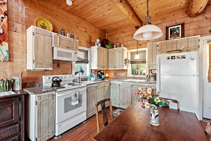 Gorgeous Rustic Log Cabin with Fire Pit and Grill near Top Wineries in Fredericksburg, Texas - Fredericksburg, Texas - glamping.directory