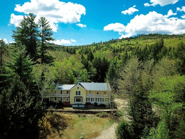 Embrace Nature in this Villa with Gorgeous Vistas in Bartlett, New Hampshire - Bartlett, New Hampshire - glamping.directory