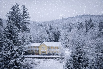 Embrace Nature in this Villa with Gorgeous Vistas in Bartlett, New Hampshire - Bartlett, New Hampshire - glamping.directory