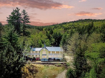 Embrace Nature in this Villa with Gorgeous Vistas in Bartlett, New Hampshire - glamping.directory