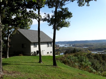 Waterfront Vacation Rental Overlooking the Mississippi River in De Soto, Wisconsin - De Soto, Wisconsin - glamping.directory