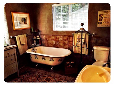 Grand Rustic Cabin Rental with Private Hot Tub near Escondido, California - Julian, California - glamping.directory
