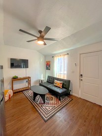 Cozy Tiny House Ideal for a Couples Retreat in Lake Hills, Texas - West Lake Hills, Texas - glamping.directory