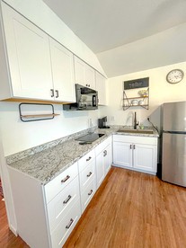 Cozy Tiny House Ideal for a Couples Retreat in Lake Hills, Texas - West Lake Hills, Texas - glamping.directory