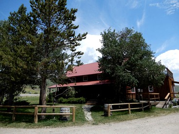 Historic Alpine Lodge Rental near Jackson Hole, Wyoming - Bondurant, Wyoming - glamping.directory