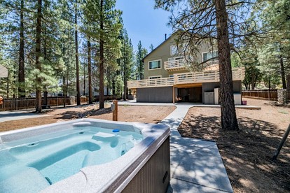 Luxurious Cabin with Game Room, Amazing Deck and Spa in California - Big Bear Lake, California - glamping.directory