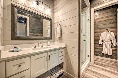 Luxury Broken Bow Cabin with a Sauna and a Hot Tub - Hochatown, Oklahoma - glamping.directory