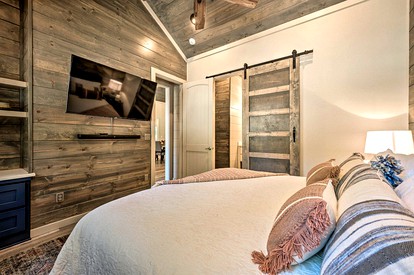 Luxury Broken Bow Cabin with a Sauna and a Hot Tub - Hochatown, Oklahoma - glamping.directory