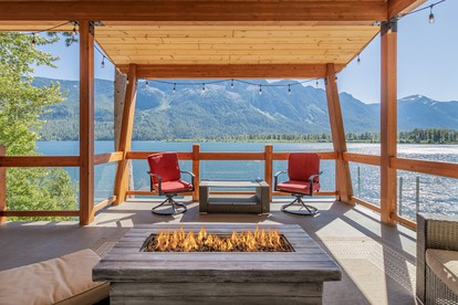 Lakefront Luxury for You and Your Pet: Enjoy Nason Ridge Mountain Views in Style - Leavenworth, Washington - glamping.directory