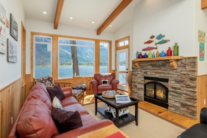 Lakefront Luxury for You and Your Pet: Enjoy Nason Ridge Mountain Views in Style - Leavenworth, Washington - glamping.directory