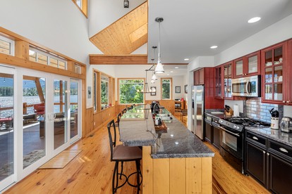 Lakefront Luxury for You and Your Pet: Enjoy Nason Ridge Mountain Views in Style - Leavenworth, Washington - glamping.directory