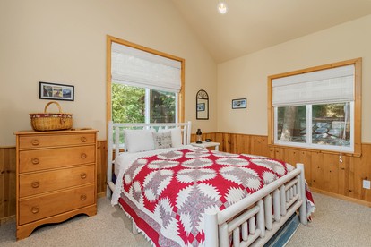 Lakefront Luxury for You and Your Pet: Enjoy Nason Ridge Mountain Views in Style - Leavenworth, Washington - glamping.directory