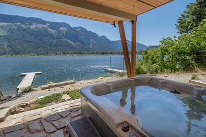 Lakefront Luxury for You and Your Pet: Enjoy Nason Ridge Mountain Views in Style - Leavenworth, Washington - glamping.directory