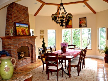 Lovely Charming Villa with Vineyards and Outdoor Pool in Oregon's Willamette Valley - Dundee, Oregon - glamping.directory