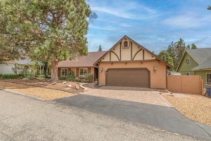 Luxurious Rustic-Modern Retreat with Hot Tub near Local Attractions in Whitney, California - Big Bear, California - glamping.directory