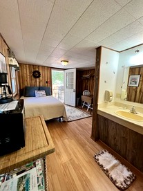 Pet-Friendly Studio Cabin with BBQ and Porch in South Dakota - Hot Springs, South Dakota - glamping.directory