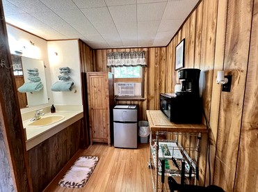 Pet-Friendly Studio Cabin with BBQ and Porch in South Dakota - Hot Springs, South Dakota - glamping.directory