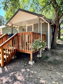 Pet-Friendly Studio Cabin with BBQ and Porch in South Dakota - Hot Springs, South Dakota - glamping.directory
