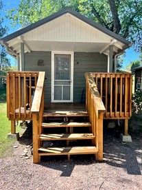 Pet-Friendly Studio Cabin with BBQ and Porch in South Dakota - Hot Springs, South Dakota - glamping.directory