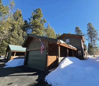 Charming Home with Golf Course Views & Relaxing Vibes in McCall, Idaho - glamping.directory