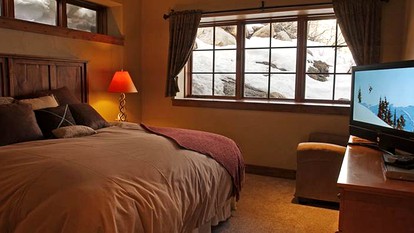 Spacious Family Cabin with a Private Hot Tub in Steamboat Springs, Colorado - Steamboat Springs, Colorado - glamping.directory