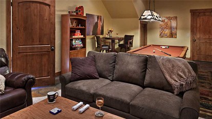 Spacious Family Cabin with a Private Hot Tub in Steamboat Springs, Colorado - Steamboat Springs, Colorado - glamping.directory