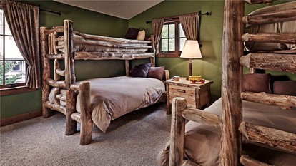 Spacious Family Cabin with a Private Hot Tub in Steamboat Springs, Colorado - Steamboat Springs, Colorado - glamping.directory