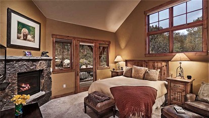 Spacious Family Cabin with a Private Hot Tub in Steamboat Springs, Colorado - Steamboat Springs, Colorado - glamping.directory