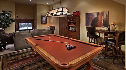 Spacious Family Cabin with a Private Hot Tub in Steamboat Springs, Colorado - Steamboat Springs, Colorado - glamping.directory