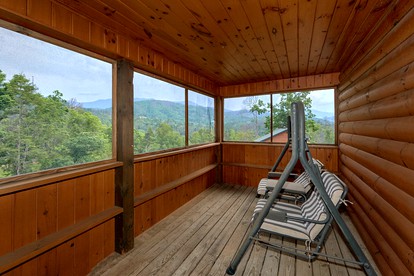 Romantic Gatlinburg Accommodation with a Hot Tub - Gatlinburg, Tennessee - glamping.directory