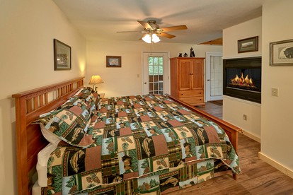 Romantic Gatlinburg Accommodation with a Hot Tub - Gatlinburg, Tennessee - glamping.directory