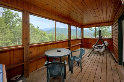 Romantic Gatlinburg Accommodation with a Hot Tub - Gatlinburg, Tennessee - glamping.directory