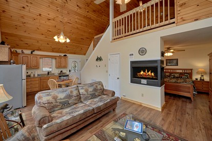 Romantic Gatlinburg Accommodation with a Hot Tub - Gatlinburg, Tennessee - glamping.directory