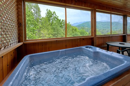 Romantic Gatlinburg Accommodation with a Hot Tub - Gatlinburg, Tennessee - glamping.directory