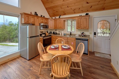 Romantic Gatlinburg Accommodation with a Hot Tub - Gatlinburg, Tennessee - glamping.directory