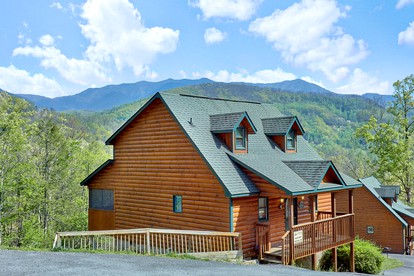 Romantic Gatlinburg Accommodation with a Hot Tub - glamping.directory