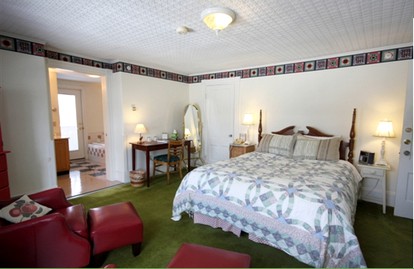 Room with Complimentary Breakfast in the Winthrop Lakes Region, Maine - Hallowell, Maine - glamping.directory