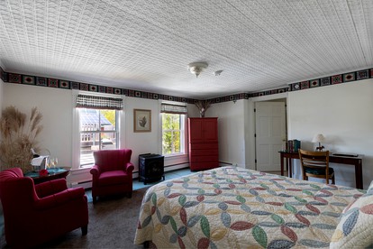 Room with Complimentary Breakfast in the Winthrop Lakes Region, Maine - Hallowell, Maine - glamping.directory