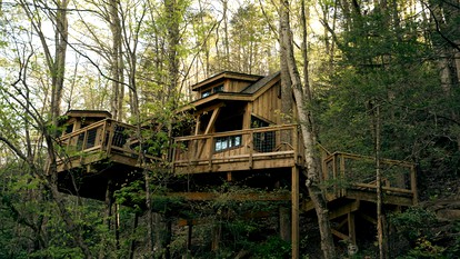 Cute Tree House with Barbecue in Gatlinburg, Tennessee - Gatlinburg, Tennessee - glamping.directory