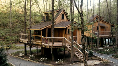 Cute Tree House with Barbecue in Gatlinburg, Tennessee - Gatlinburg, Tennessee - glamping.directory