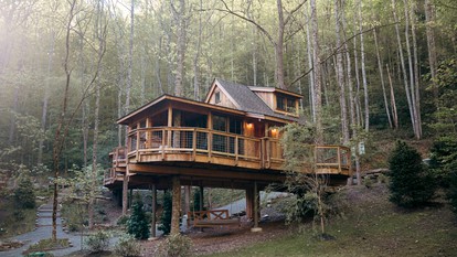 Cute Tree House with Barbecue in Gatlinburg, Tennessee - Gatlinburg, Tennessee - glamping.directory