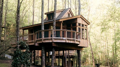Cute Tree House with Barbecue in Gatlinburg, Tennessee - Gatlinburg, Tennessee - glamping.directory